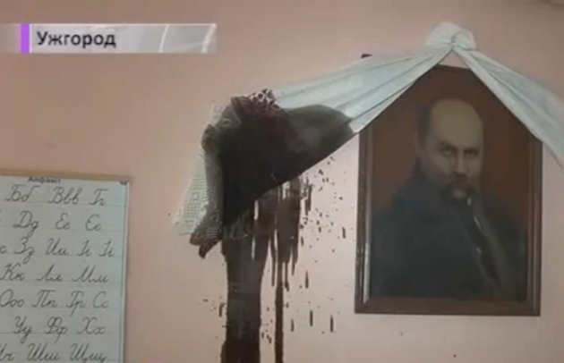 У приужгородських Баранинцях вандали спаскудили стіни школи й викрали документи (ВІДЕО)
