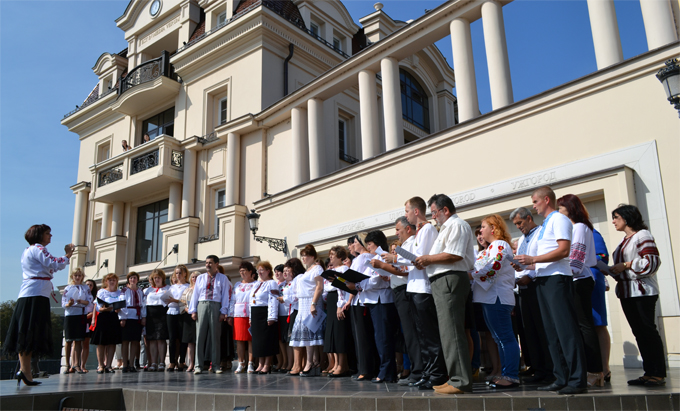 У Міжнародний день миру на центральній площі Ужгорода "флешмобно" співали "Молитву за Україну" (ФОТО)