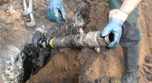На Перечинщині відкачують залишки нафти з Ужа, що з’явилась там внаслідок врізки у продуктопровід