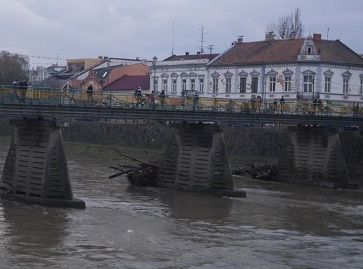 Опори ужгородських мостів очистять від сміття, принесеного Ужем (ФОТО)