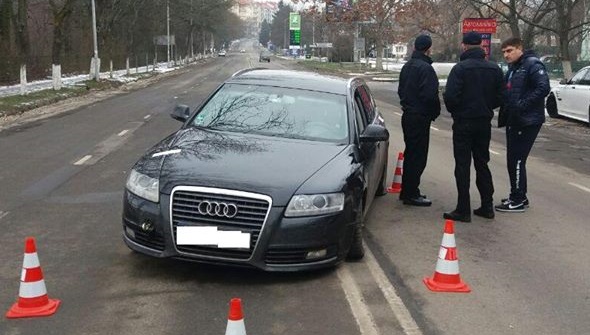 В Ужгороді поліцейські евакуювали Audi A6, що стояла посеред вулиці зі спущеними колесами (ФОТО)