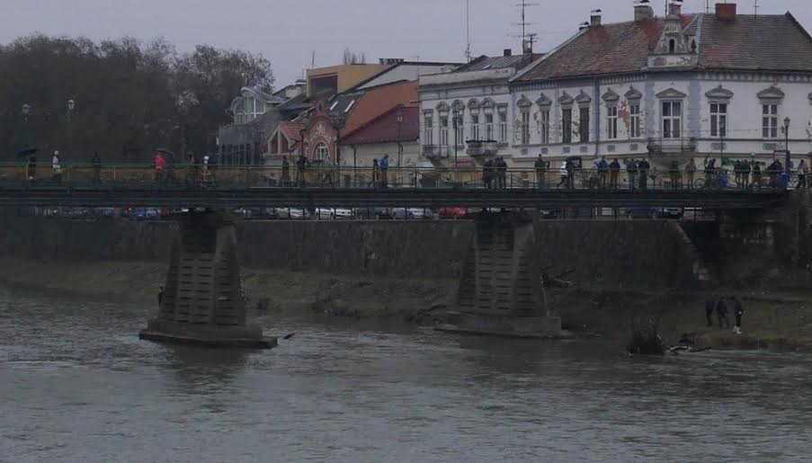 В Ужгороді очистили від сміття опори пішоходного моста (ФОТО, ВІДЕО)