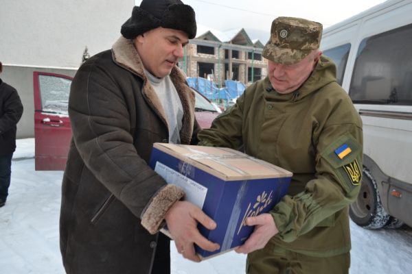 Волонтери повезли з Тячева на Схід 3 тонни харчів та теплого одягу для військовиків (ФОТО)