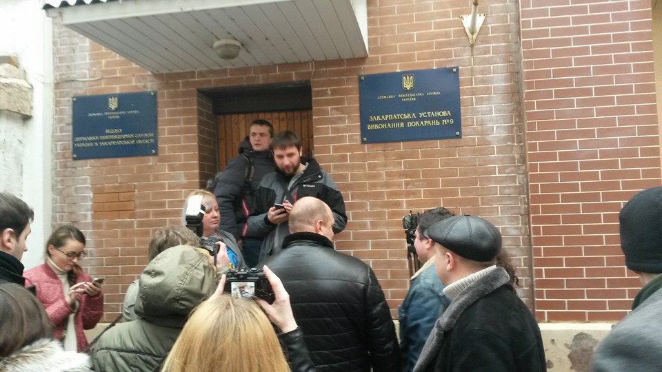 У перерві в справі "Хорвата" в Ужгороді нардепи і активісти прийшли до СІЗО (ФОТО)