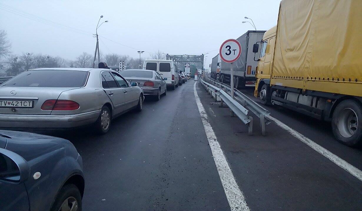 На українсько-угорському кордоні – автомобільні черги і киплять пристрасті (ФОТО)