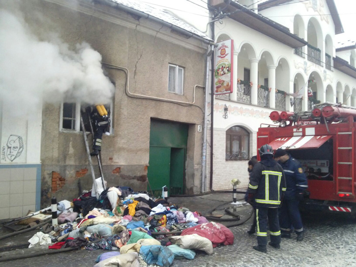 У Мукачеві під час пожежі врятували 84-річну жінку (ФОТО)