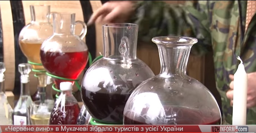 "Червене вино" в Мукачеві зібрало туристів з усієї України (ВІДЕО)