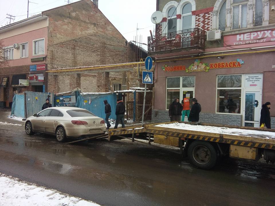 ФОТОФАКТ. В Ужгороді поліція прибрала евакуатором іномарку, припарковану на "зебрі"