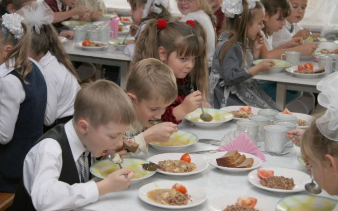 Учні початкових класів Мукачева харчуватимуться безкоштовно