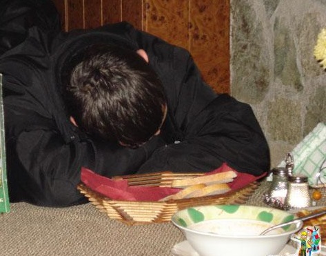 Заснувши п’яним в ужгородському кафе, закарпатець втратив 1700 доларів і "мобілку"