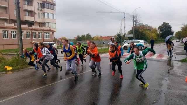 Учнівська молодь в Ужгороді позмагалася в осінній легкоатлетичній естафеті