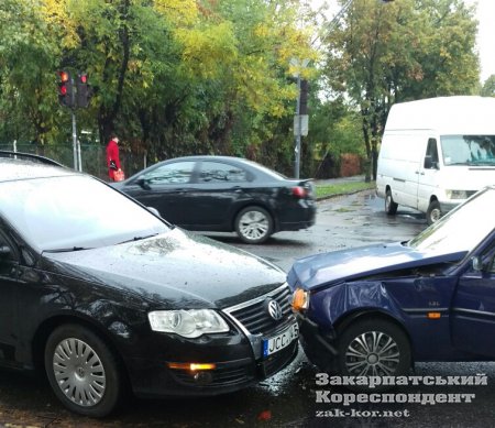 ФОТОФАКТ. В Ужгороді на перехресті зіткнулися 3 автівки