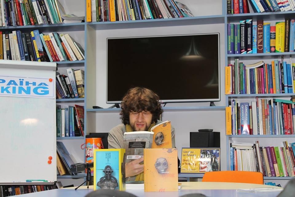 В обласній книгозбірні в Ужгороді Олег Шинкаренко презентував свої "Перші українські роботи" та "Кагарлик" (ФОТО)
