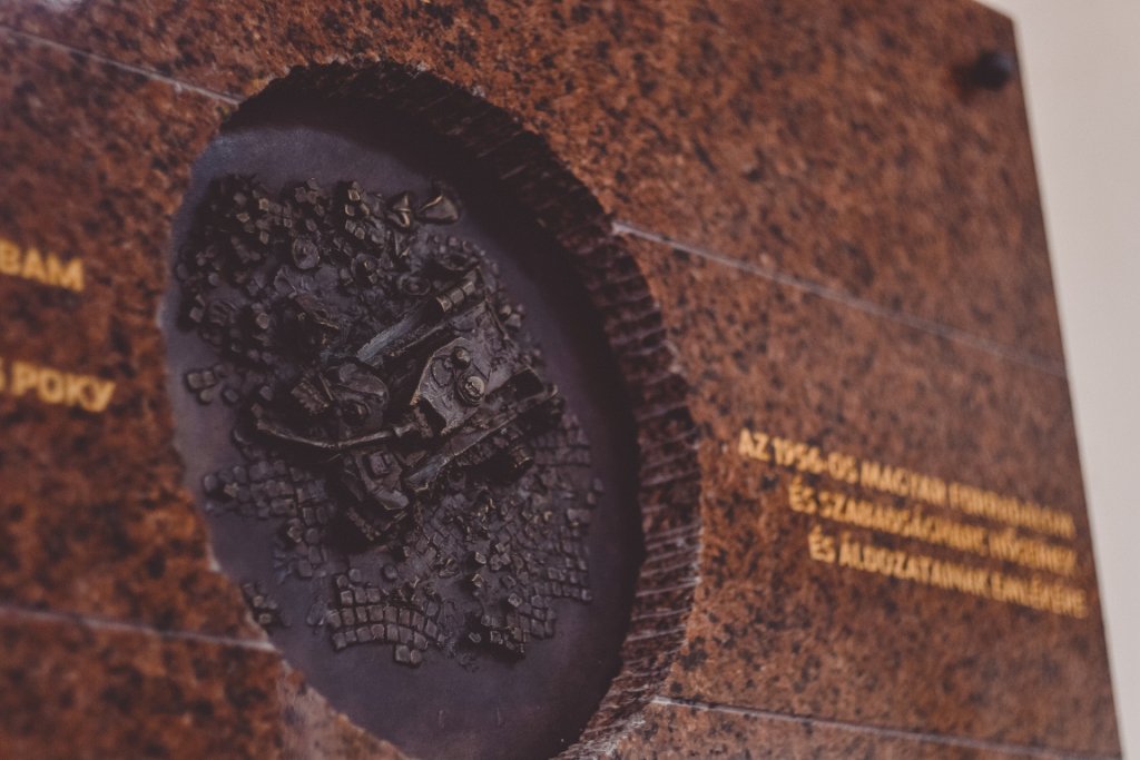 В УжНУ відкрили меморіальну дошку в пам’ять героїв та жертв угорської революції (ФОТО)