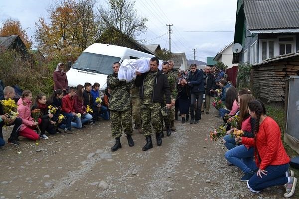 Дубове навколішки провело в останню путь Миколу Федоришина, що помер після поранення на Донбасі (ФОТО)