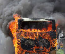 У Хусті спалахнув припаркований неподалік цегельного заводу вантажний Mercedes-Benz (РОЗШИРЕНО)