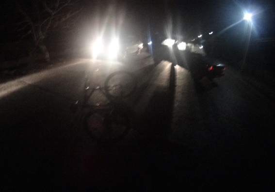 Перетинаючи дорогу у недозволеному місці, на Виноградівщині 15-річний велосипедист потрапив до лікарні