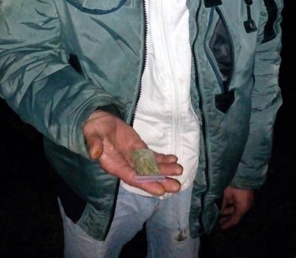 У Берегові у чоловіка, що тинявся вулицями попри погоду, вилучили бульбулятор та пакетик із марихуаною (ФОТО)