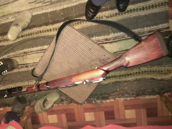 На Рахівщині у п'яного, що зчинив стрілянину з пістолета, знайшли цілий арсенал зброї (ФОТО)