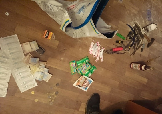 В Ужгороді спіймали відсидівшого за збут наркотиків крадія, коли той "чистив" прилавки аптеки (ФОТО)