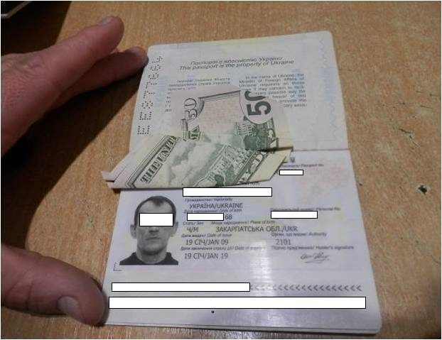 Українець намагався виїхати з України, заплативши на Закарпатті на кордоні 50 доларів хабара 