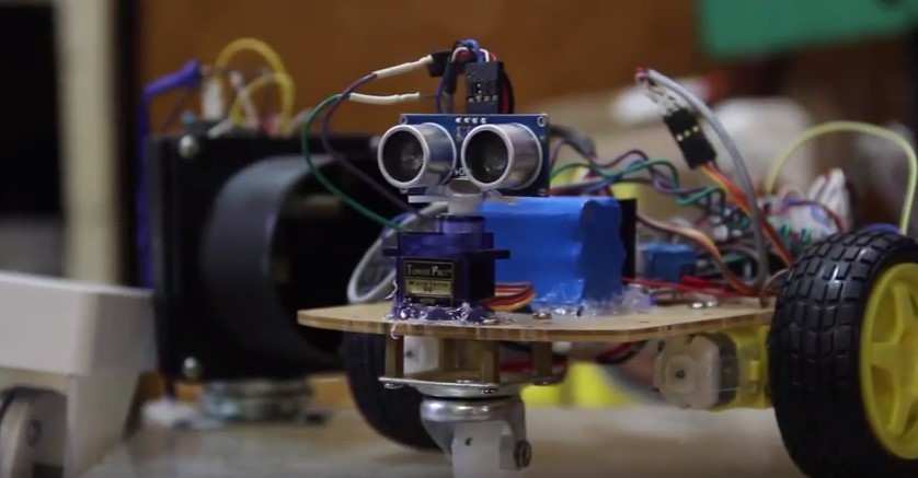 У студентській науковій лабораторії на фізфаку УжНУ потроху вже створюють і роботів (ВІДЕО)