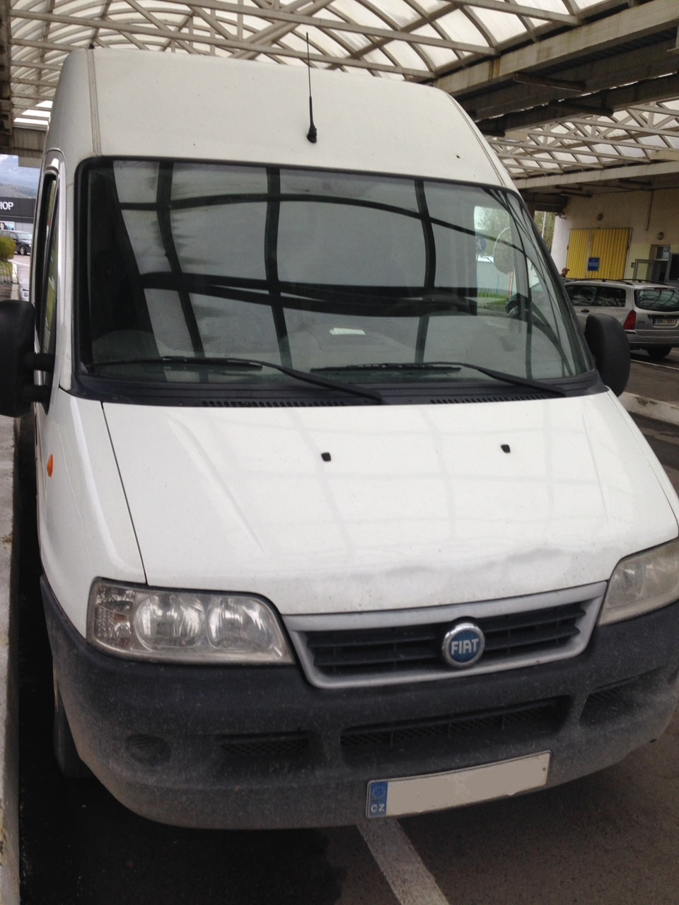 На Закарпатті припинили спробу ввезення мікроавтобуса із фальшивими чеськими документами (ФОТО)