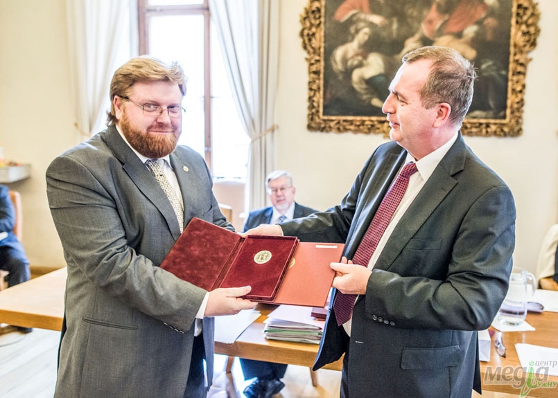 Науковець УжНУ нагороджений срібною медаллю Карлового університету в Празі (ФОТО)