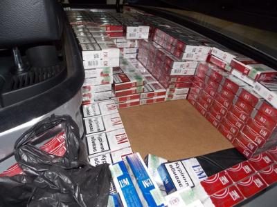 На Закарпатті в українця, що прямував до Європи, знайшли у тайниках у днищі мікроавтобуса понад 3 тис пачок сигарет