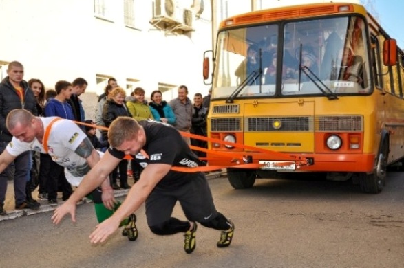У Виноградові стронгмени тягнули заповнений людьми автобус (ФОТО, ВІДЕО)