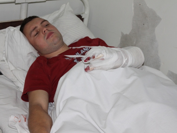 Поліцейського, пораненого в Рахові з автомата п'яним злочинцем, прооперують в Ужгороді (ФОТО, ВІДЕО)