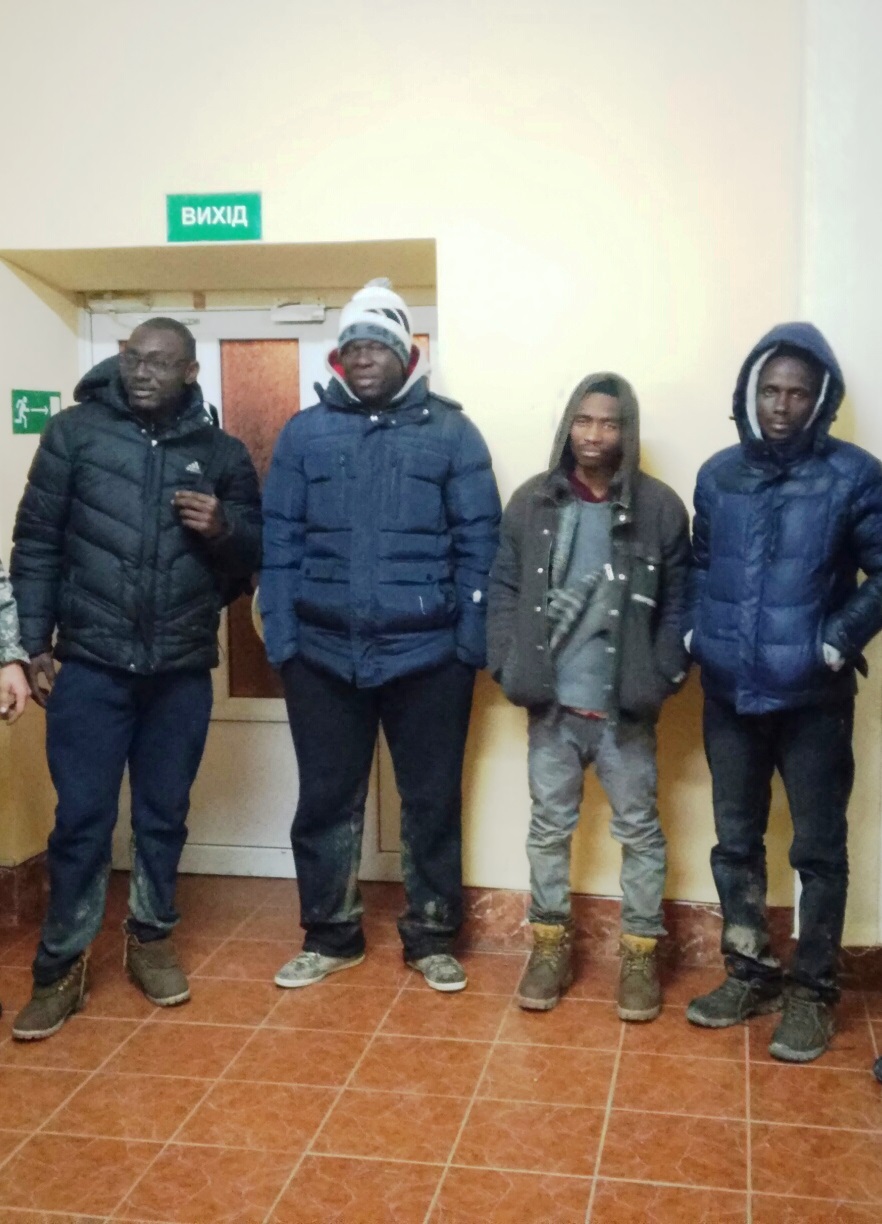 На Берегівщині затримали 4 нелегальних мігрантів з Африки, котрі блукали в пошуках кордону (ФОТО)