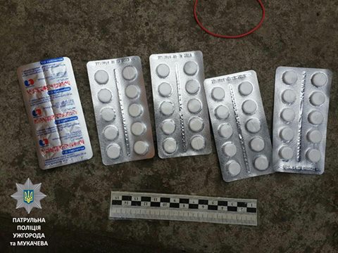 В Ужгороді полісмени відібрали в юнака 50 нарковмісних пігулок, придбаних без рецепта 