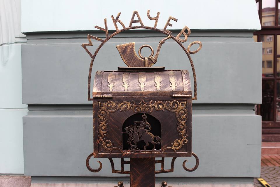Гості Мукачева можуть надіслати собі та друзям листівки з видами міста через ковану поштову скриньку (ФОТО)
