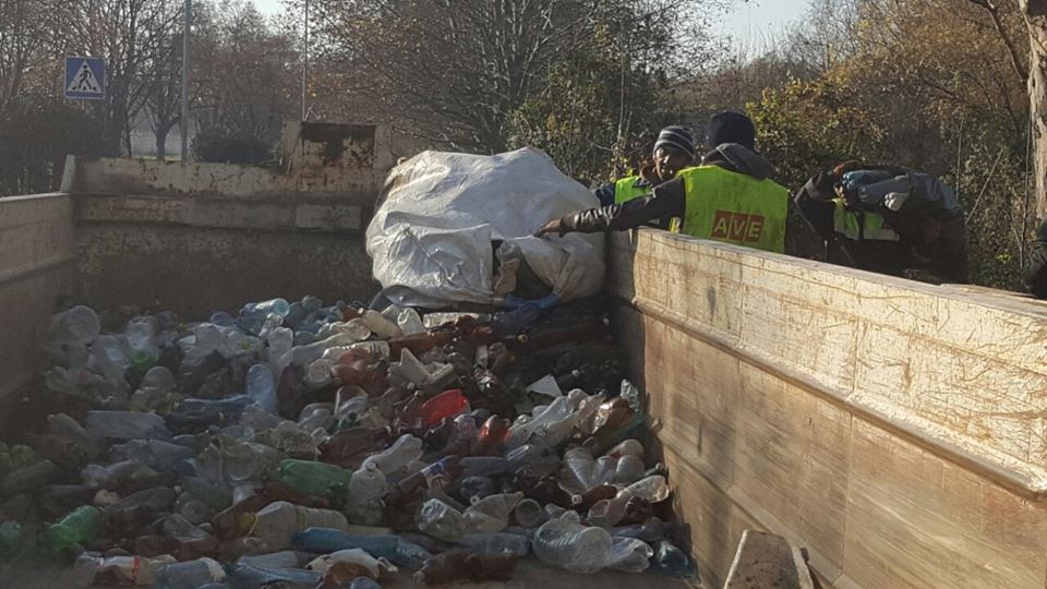 В Ужгороді прибирають сміття, що залишила на берегах Ужа "велика вода" (ФОТО)