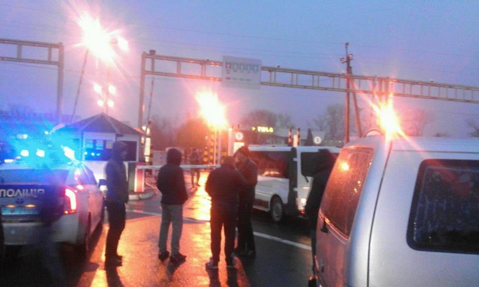 "Пересічники" на Закарпатті заблокували КПП "Тиса" на кордоні з Угорщиною (ФОТО)