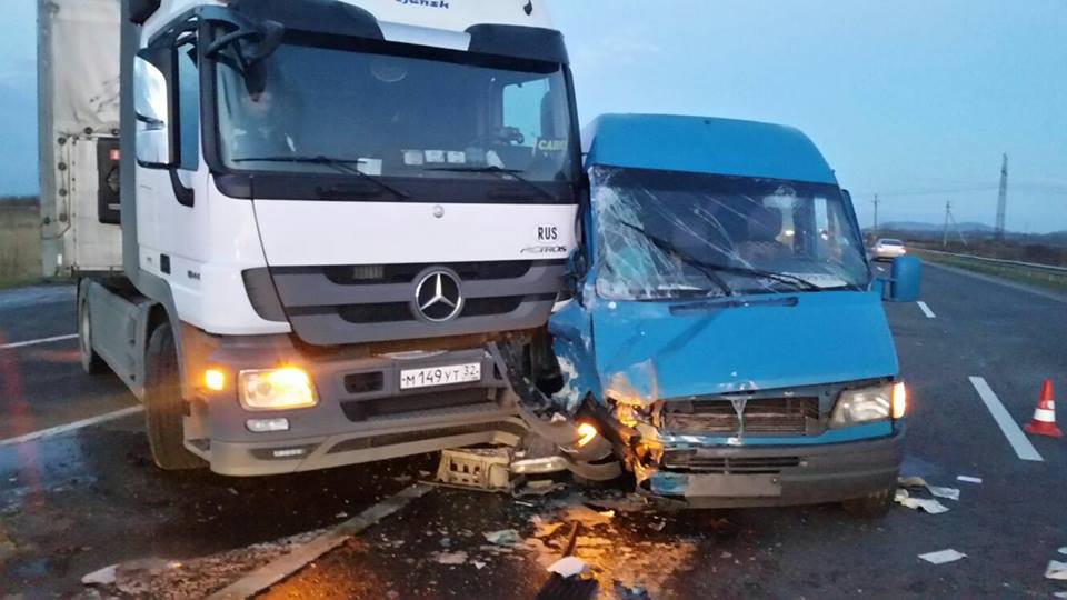 На Мукачівщині вантажівка зіткнулася з мікроавтобусом, двоє людей шпиталізовано (ФОТО)