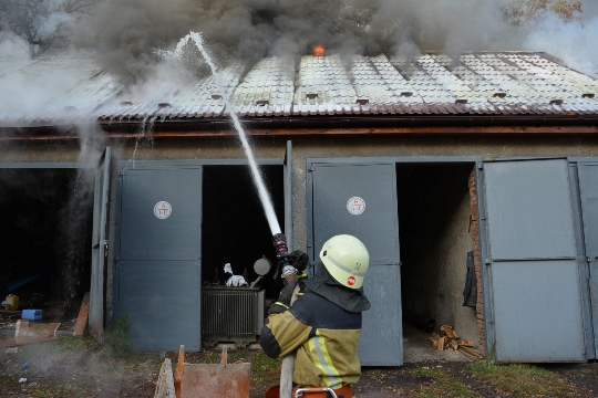 Пожежа, викликана коротким замиканням в гаражних приміщеннях в Ужгороді, знищила дах, запчастини до автівок та комплектуючі  –  У ДСНС (ФОТО)