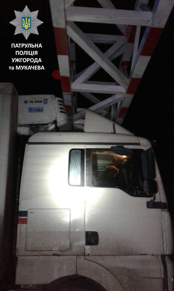 У Мукачеві, проігнорувавши заборонний знак, водій вантажівки MAN зіткнувся з металевою огорожею (ФОТО)
