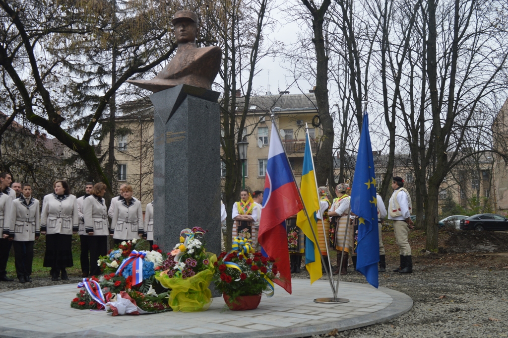 В Ужгороді відкрили пам'ятник-погруддя Мілана Штефаніка (ФОТО)