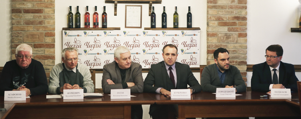 На Закарпатті Центральна галузева дегустаційна комісія корпорації "Укрвинпром" оцінювала тихі вина (ФОТО)