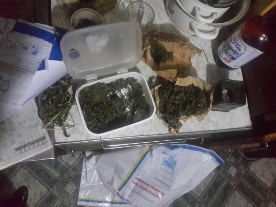 Під час обшуку в Ужгороді вилучили 800 г марихуани (ФОТО)