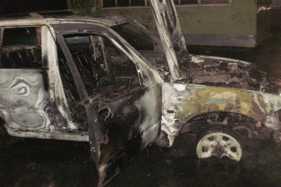 В Ужгороді внаслідок підпалу вночі згорів Ssangyong, вогнем пошкоджено і 2 сусідні авто (ФОТО) 