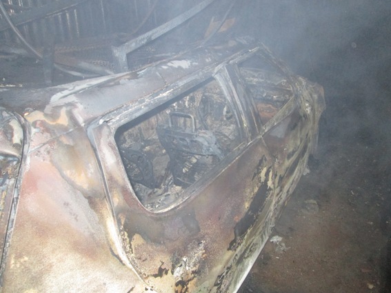 У Мукачеві внаслідок підпалу в гаражі згоріла "Шкода" (ФОТО)