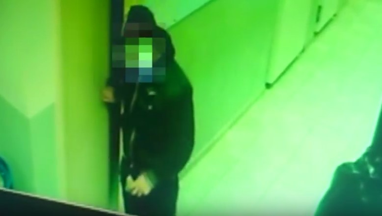 В Ужгороді за відеозаписами розшукали 2-х хлопців, що винесли 5 тис грн із закладу громадського харчування (ВІДЕО)