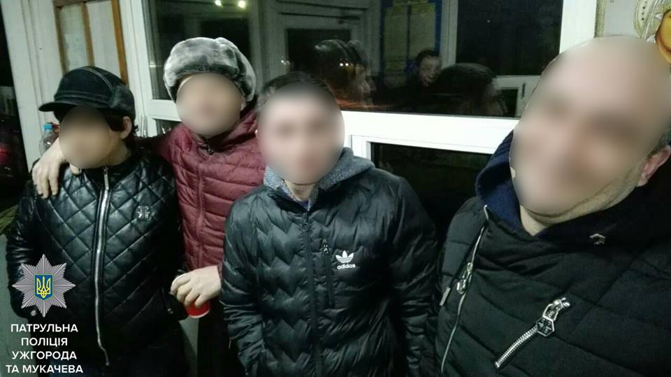 На посту в Нижніх Воротах в "іноземній" Daewoo затримали 4-х нелегалів з Грузії (ФОТО)