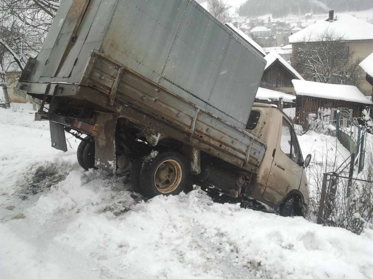 За перші 5 днів зими на Закарпатті відбуксирували 92 авта (ФОТО)