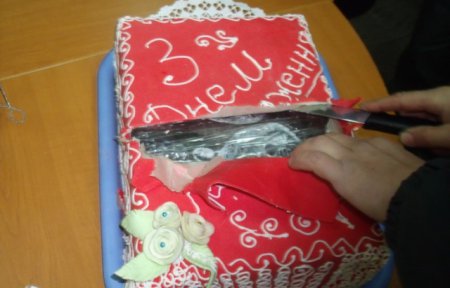 Українці намагалися перевезти до Словаччини із Закарпаття понад 100 пачок сигарет у бісквітному торті "для приятеля" (ФОТО)