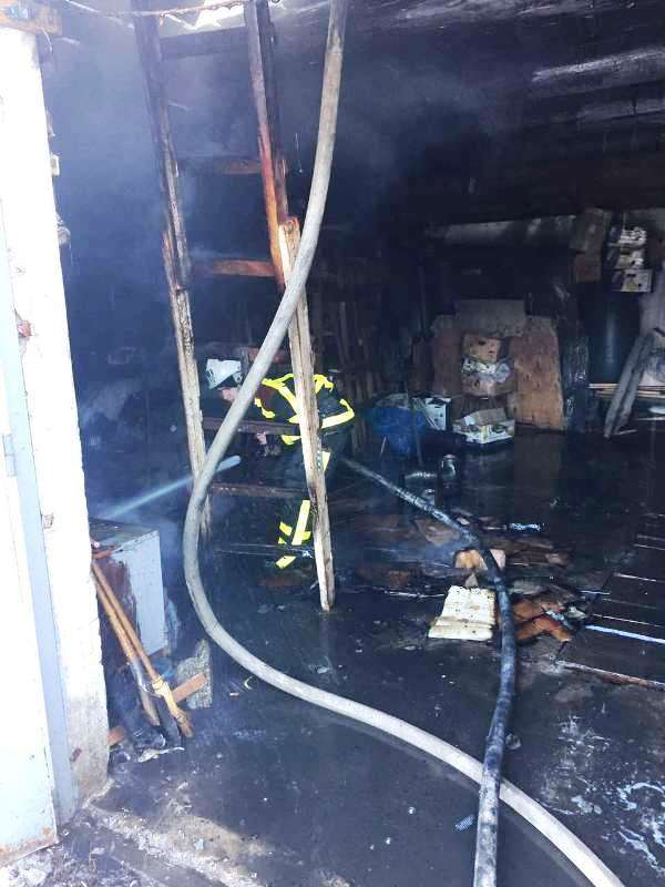 Під час ліквідації пожежі в гаражі в Хусті врятували авто та попередили вибух газового балона (ФОТО)