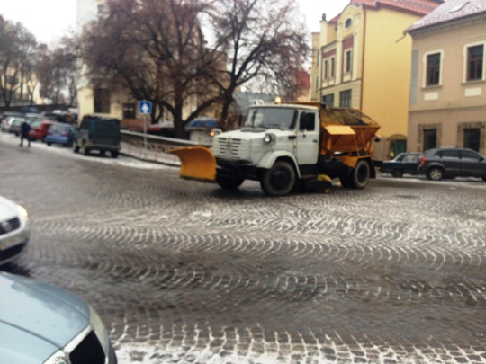 4 спецавтомобілі посипають вулиці Ужгорода протиожеледною сумішшю (ФОТО)